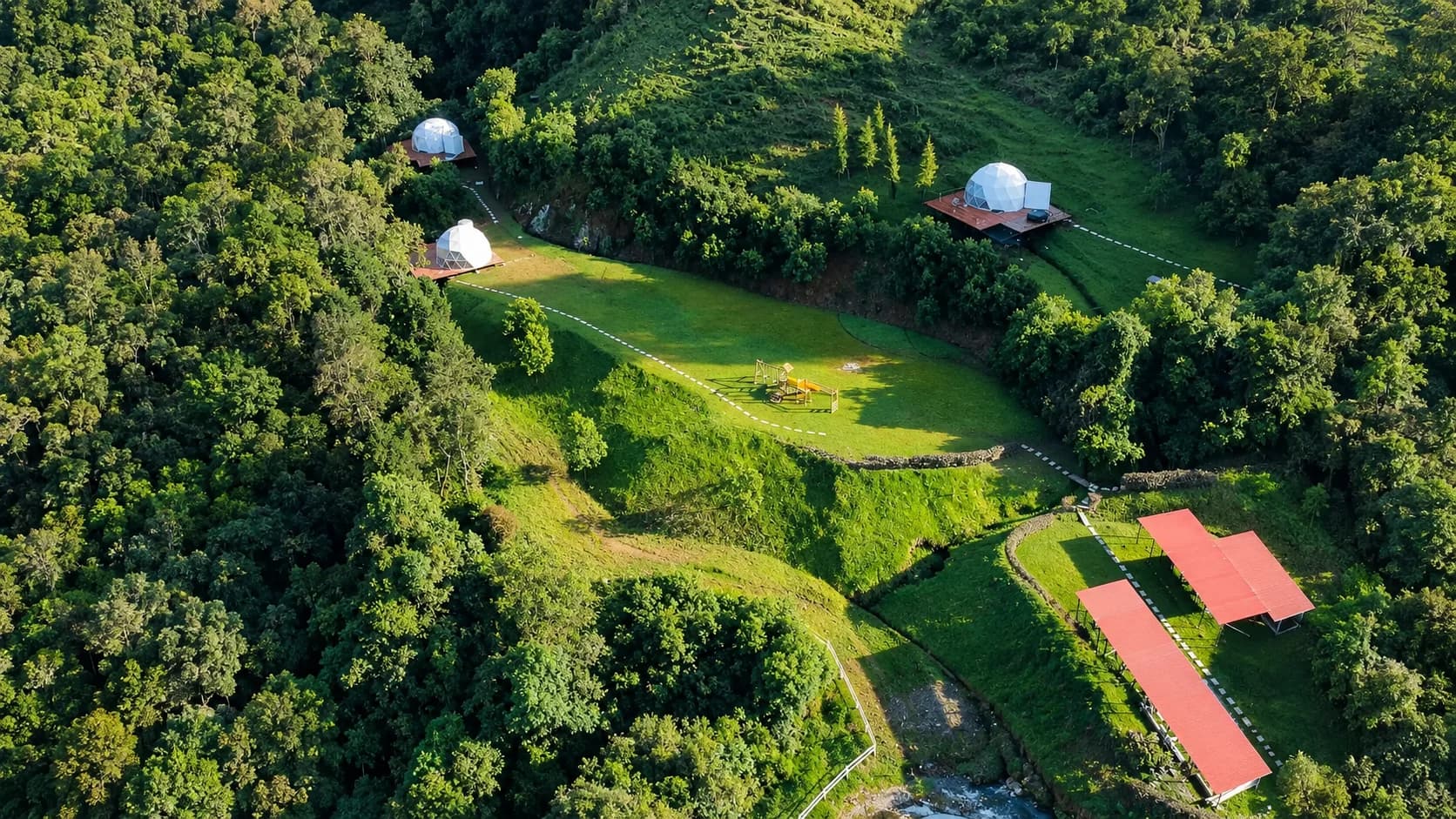 Vista aérea del glamping en Villamaría, Caldas