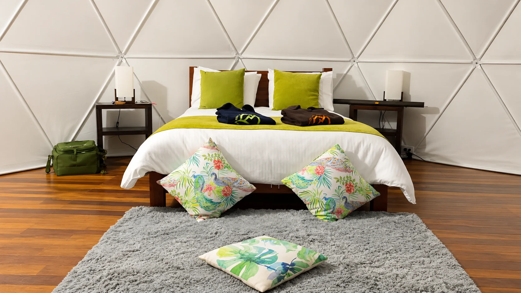 Cama doble dentro del domo