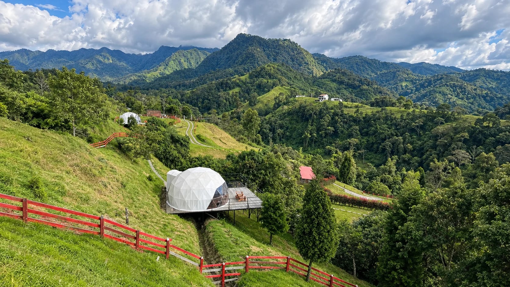 Domos del glamping entre las montañas de Villamaría