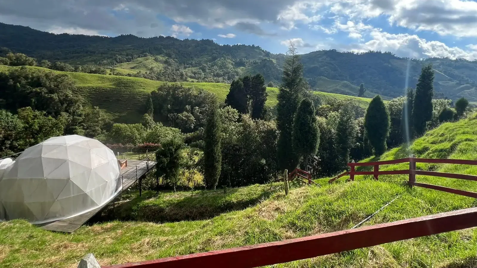 Domo del glamping en la ladera, frente al valle y las montañas de Villamaría